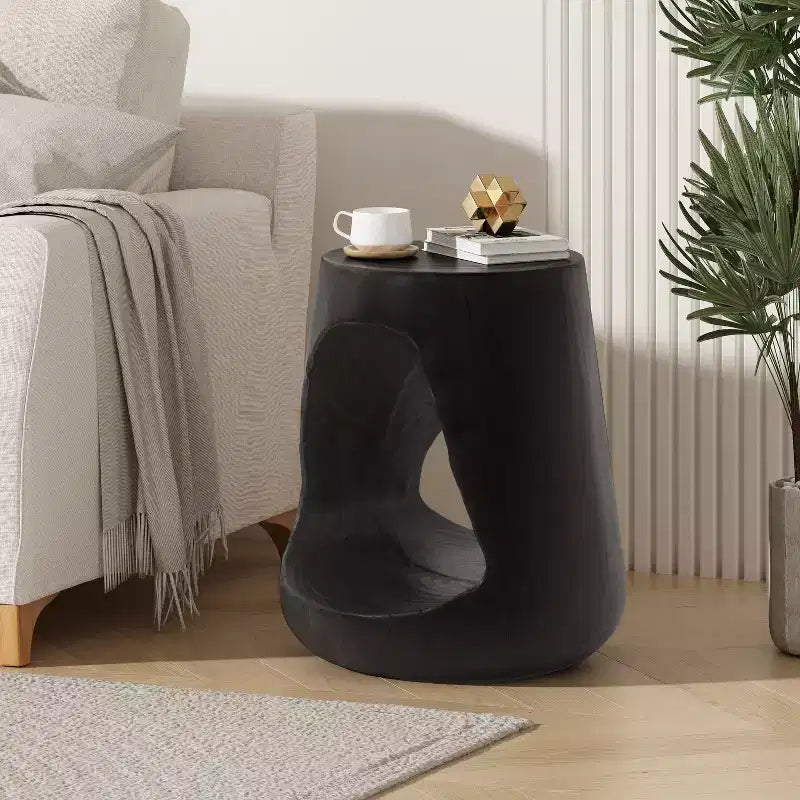 Table d'appoint évidée, texture aspect bois, coloris noir