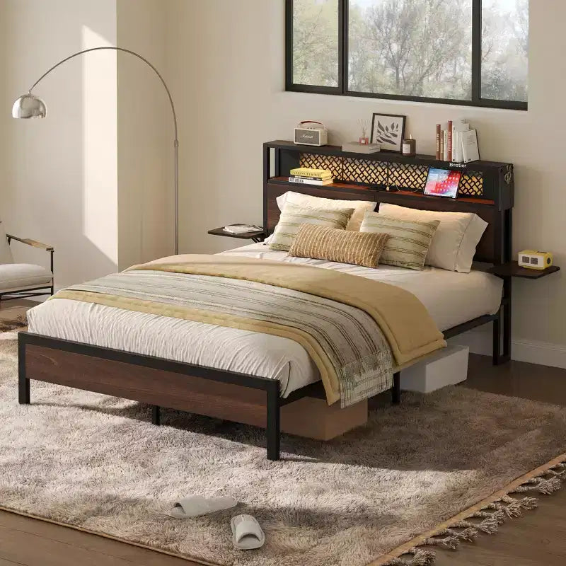 Cadre de lit Bestier Queen/Full en tissu, plateforme de lit LED, tête de lit de rangement avec étagères pliantes et station de charge