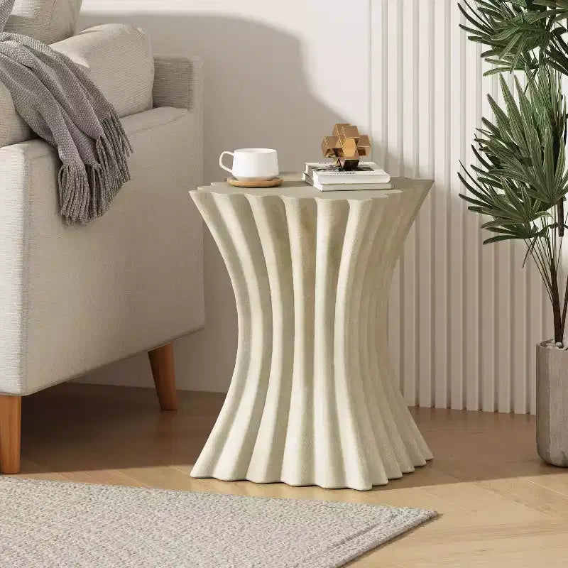 Table d'appoint artisanale onduleuse de style archaïque avec finition texturée beige