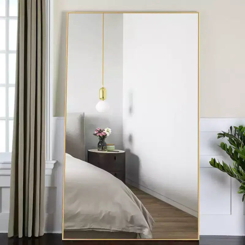 Miroir mural décoratif rectangulaire Dovelina à cadre métallique moderne