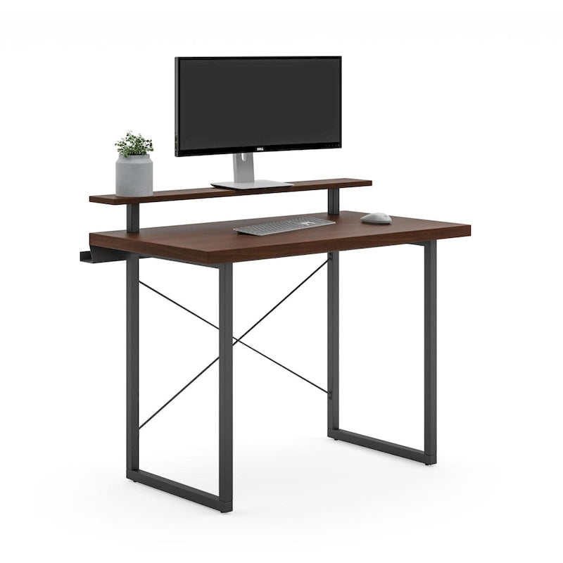 Bureau en bois marron avec support d'écran