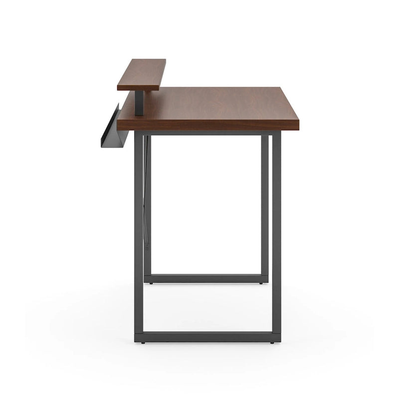 Bureau en bois marron avec support d'écran