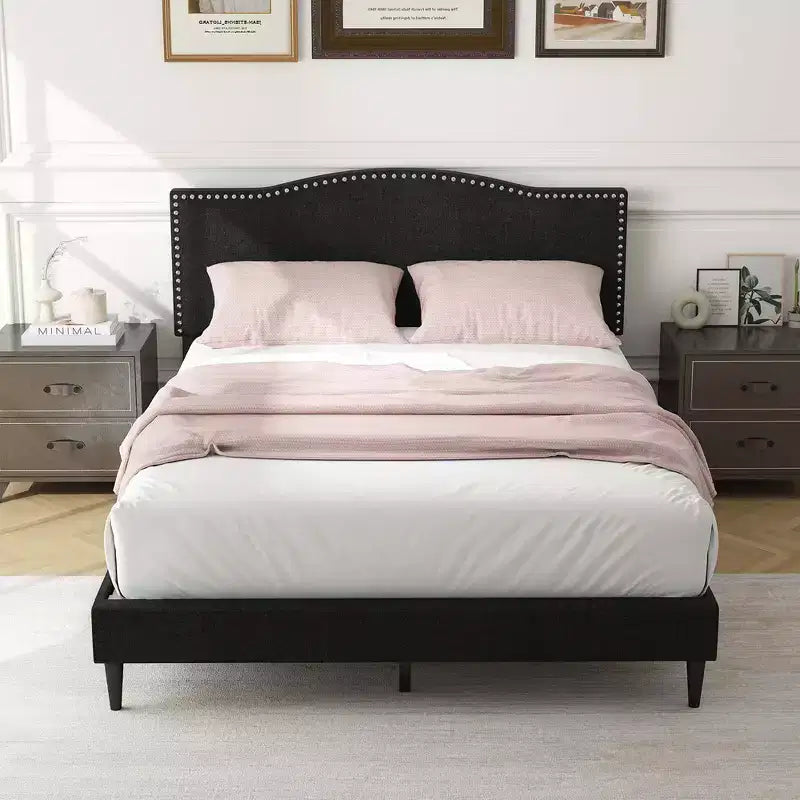 Cadre de lit rembourré Costway Queen Size avec tête de lit cloutée et support à lattes en bois
