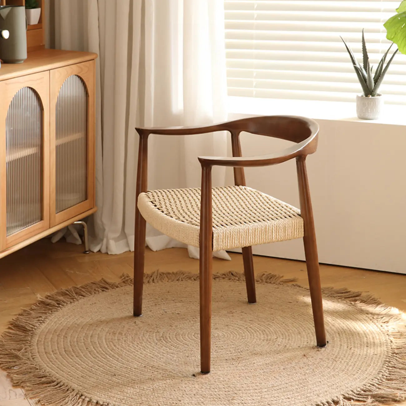 Chaise de salle à manger scandinave incurvée en bois tressé avec accoudoirs
