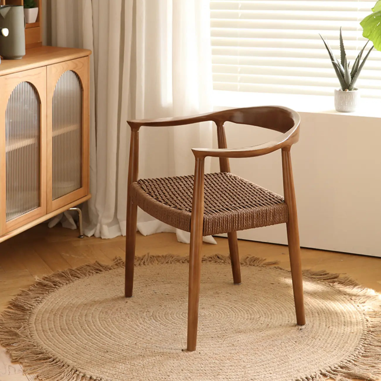Chaise de salle à manger scandinave incurvée en bois tressé avec accoudoirs