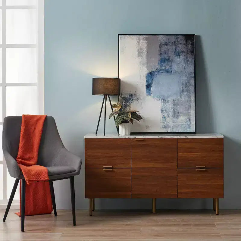 Buffet Ashton avec plateau en faux marbre Noyer – Teamson Home : Rangement Mid-Century, Pieds en laiton, Poignées en métal