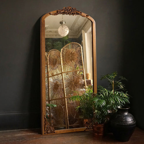 Miroir sur pied en bois massif sculpté en plein cintre