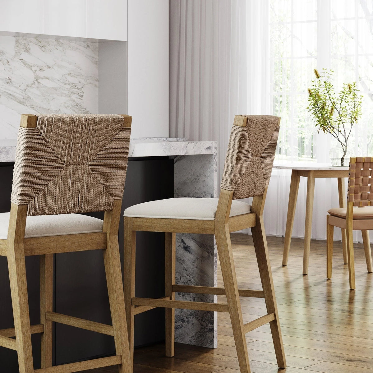 Tabouret de bar Beacon Bohemian Boucle, Chaise de comptoir rembourrée avec structure en bois massif et dossier en jonc de mer tressé
