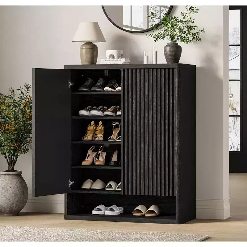 Meuble à chaussures de 80 cm, grand meuble à chaussures avec étagères réglables, organiseur à chaussures en bois avec porte cannelée pouvant contenir 25 à 30 paires pour l'entrée