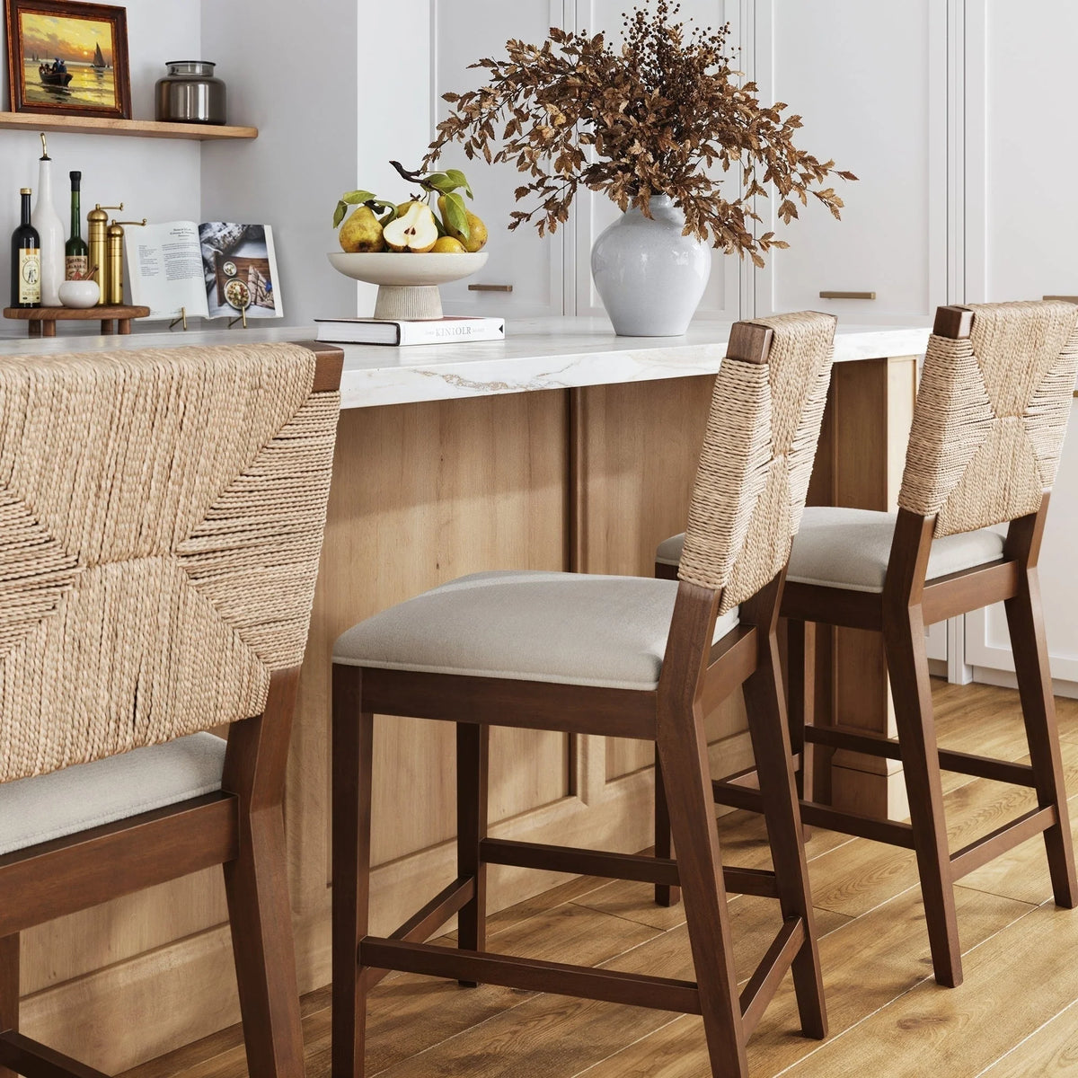 Tabouret de bar Beacon Bohemian Boucle, Chaise de comptoir rembourrée avec structure en bois massif et dossier en jonc de mer tressé
