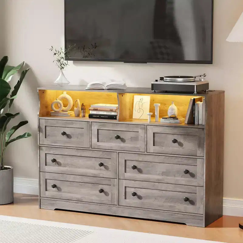 Commode en bois à 7 tiroirs avec station de recharge USB et lumières LED - Coiffeuse moderne avec 2 niches ouvertes pour chambre à coucher, salon, placard ou chambre d'enfant