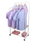 Portant à vêtements roulant en métal avec étagère