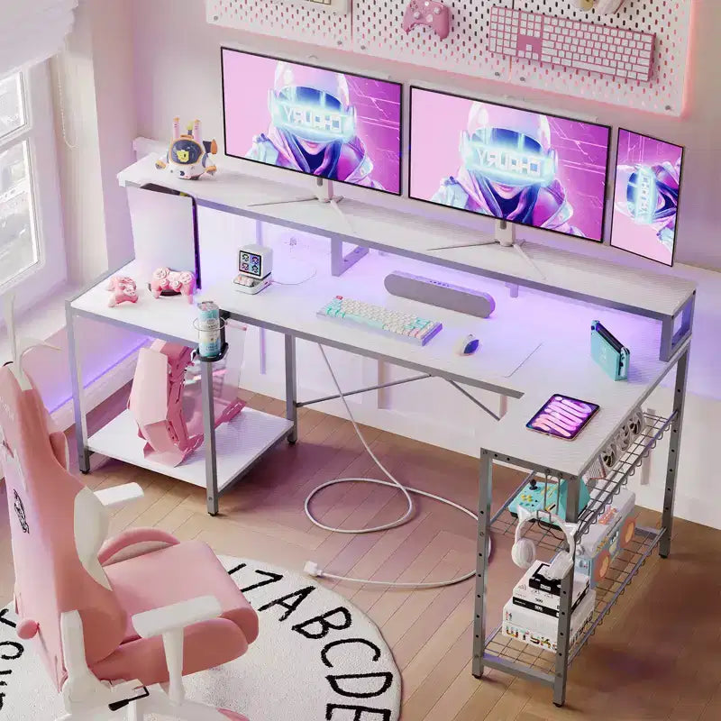 Bureau de gamer Bestier 71,5 pouces avec prise de courant, bureau d'ordinateur en L avec support d'écran, table de gamer d'angle avec étagère réglable et crochet pour casque