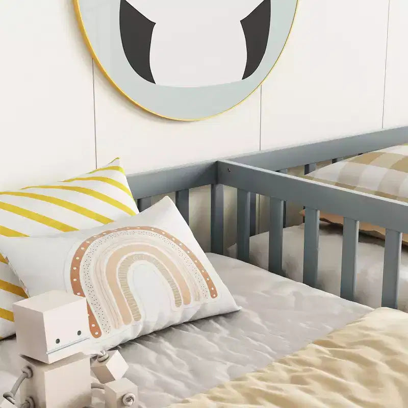 Lit double Bellemave avec barrières de sécurité, en pin et bois composite, naturel et gris, sûr, robuste, peu encombrant, assemblage facile pour enfants