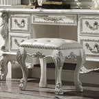 20 Chaise d'appoint Dresden II, finition PU/blanc cassé – Acme Furniture : Esprit romantique, dossier à oreilles couleur champagne, garniture cloutée