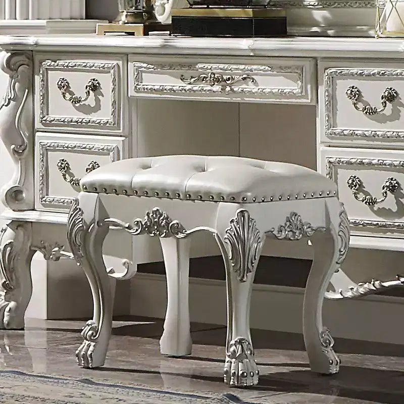 20 Chaise d'appoint Dresden II, finition PU/blanc cassé – Acme Furniture : Esprit romantique, dossier à oreilles couleur champagne, garniture cloutée