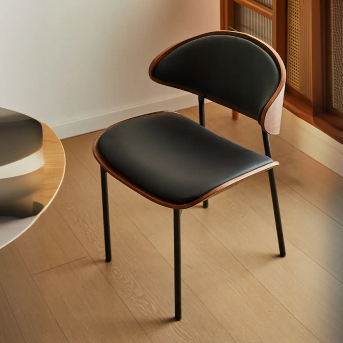 Chaise de salle à manger à dossier incurvé en cuir noir