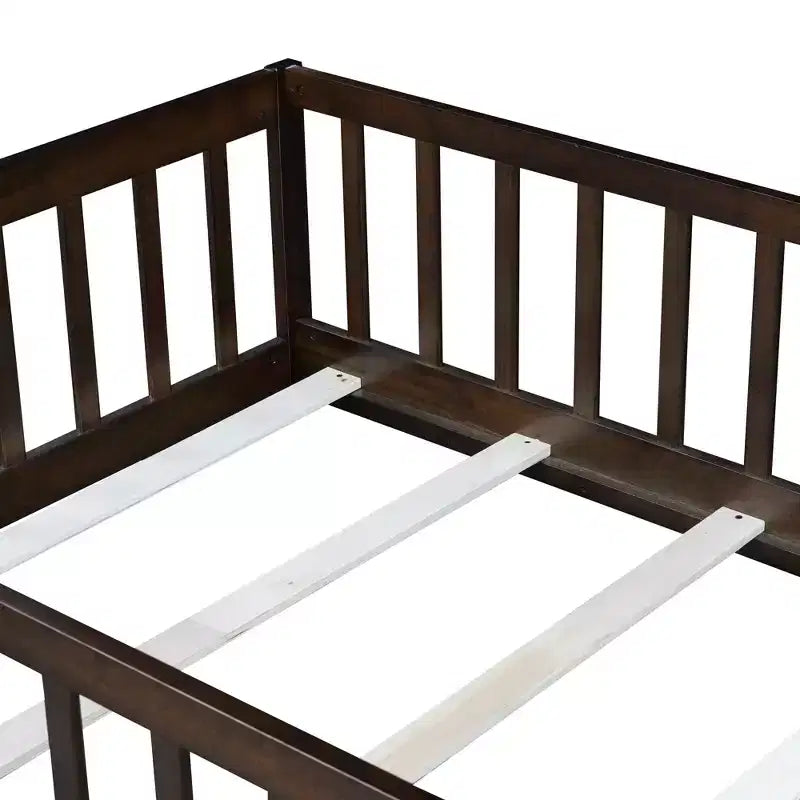 Lit au sol double Bellemave avec clôture et porte, cadre de lit Montessori bas pour enfants, bois d'hévéa massif, barrières de sécurité, assemblage facile