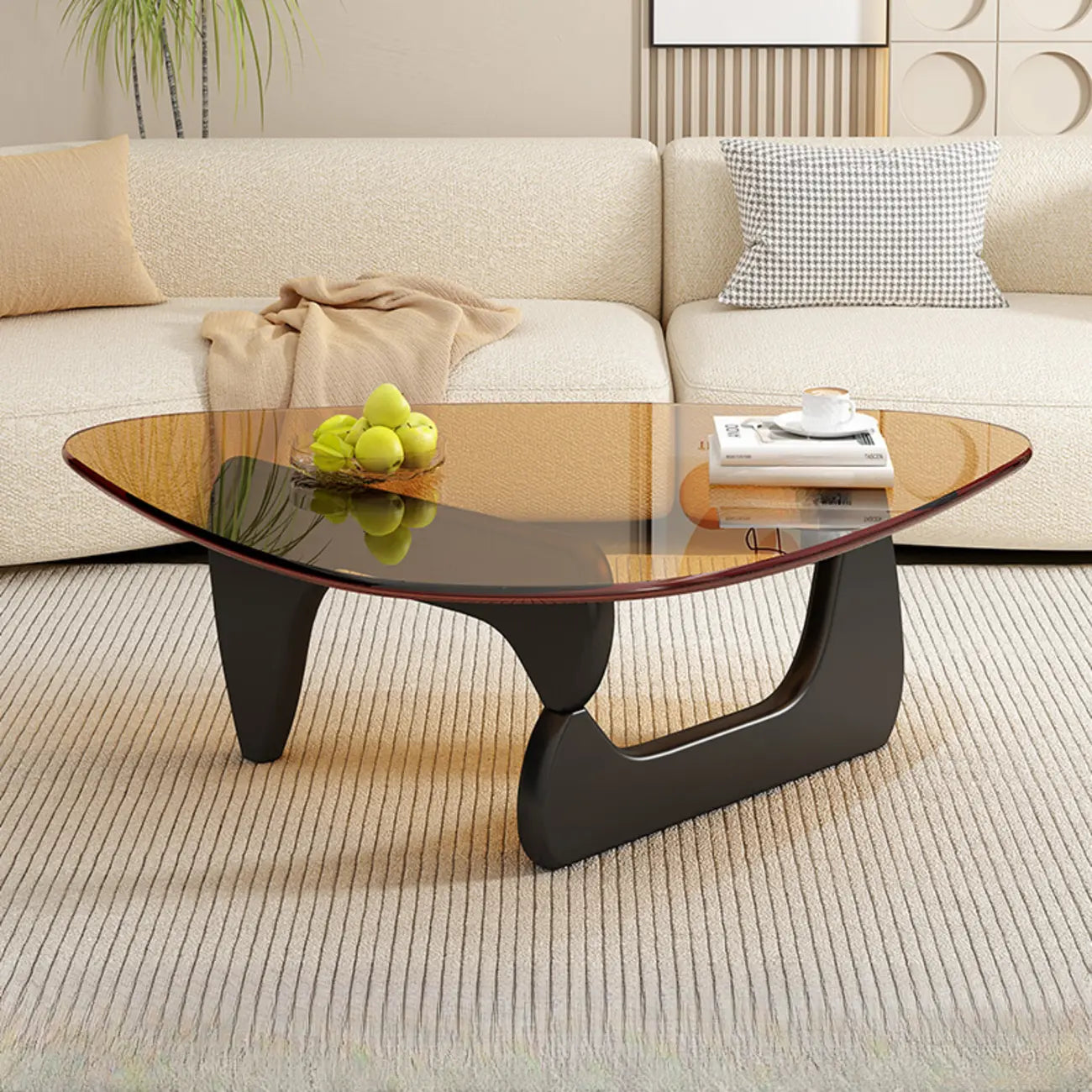Table basse triangulaire en bois avec plateau en verre
