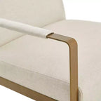 Fauteuil d'appoint Okak avec coussin de dossier confortable et cadre en métal doré, fauteuil de lecture élégant pour salon et salle d'attente.