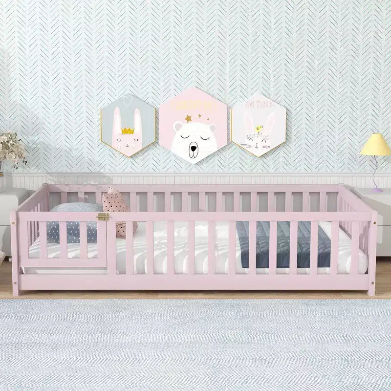 Lit au sol double Bellemave avec clôture et porte, cadre de lit Montessori bas pour enfants, bois d'hévéa massif, barrières de sécurité, assemblage facile