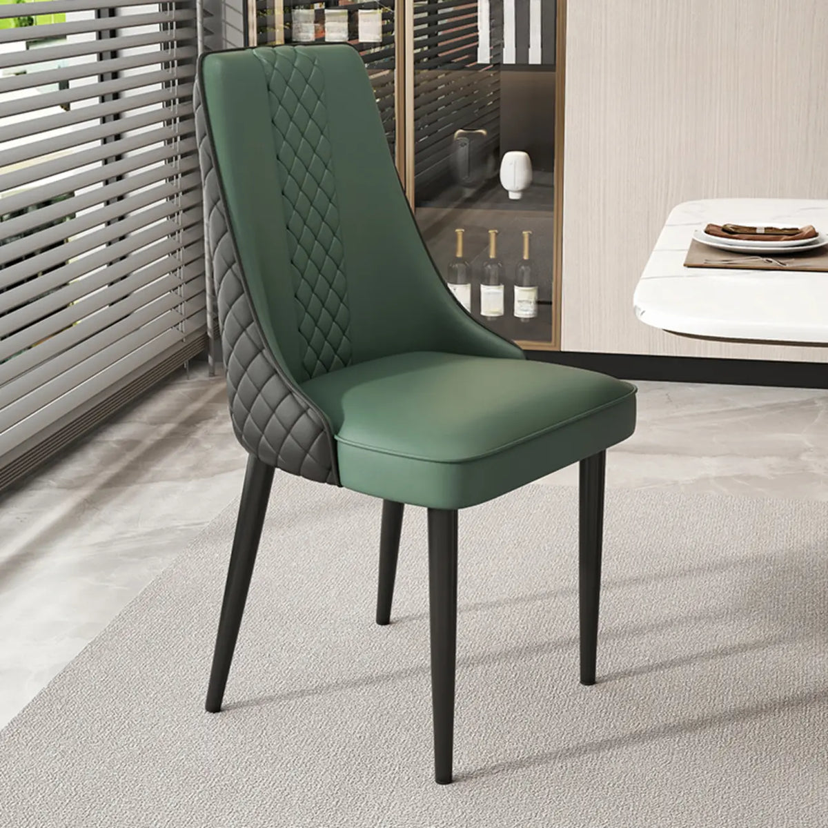 Chaise de salle à manger en similicuir avec haut dossier et accoudoirs inclinés
