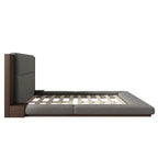 Lit rembourré King Gray Floor à profil bas avec tête de lit en bois étendue, étagères de chevet intégrées