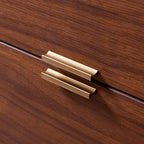 Buffet Ashton avec plateau en faux marbre Noyer – Teamson Home : Rangement Mid-Century, Pieds en laiton, Poignées en métal