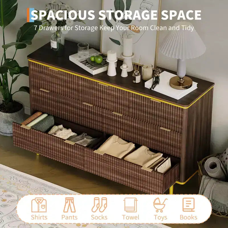 COZONY Commode cannelée 7 tiroirs, 137 cm de large, meuble de rangement moderne en bois avec design incurvé et poignées métalliques pour chambre à coucher ou salon
