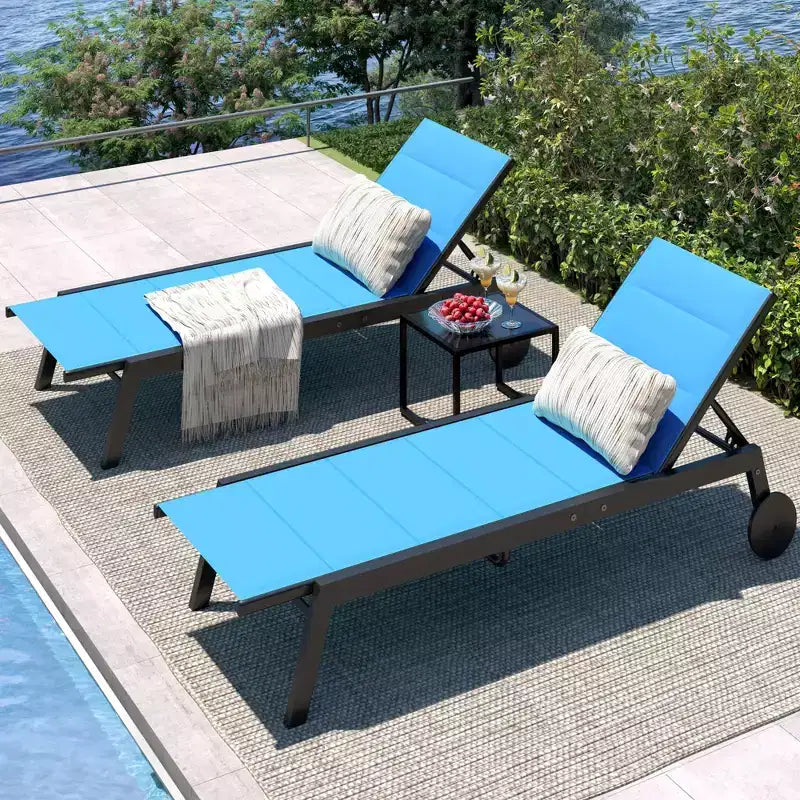 2 chaises longues de patio en tissu avec table d'appoint, dossier réglable, transats de piscine à roulettes, chaises de bronzage pour piscine extérieure, cour, pelouse