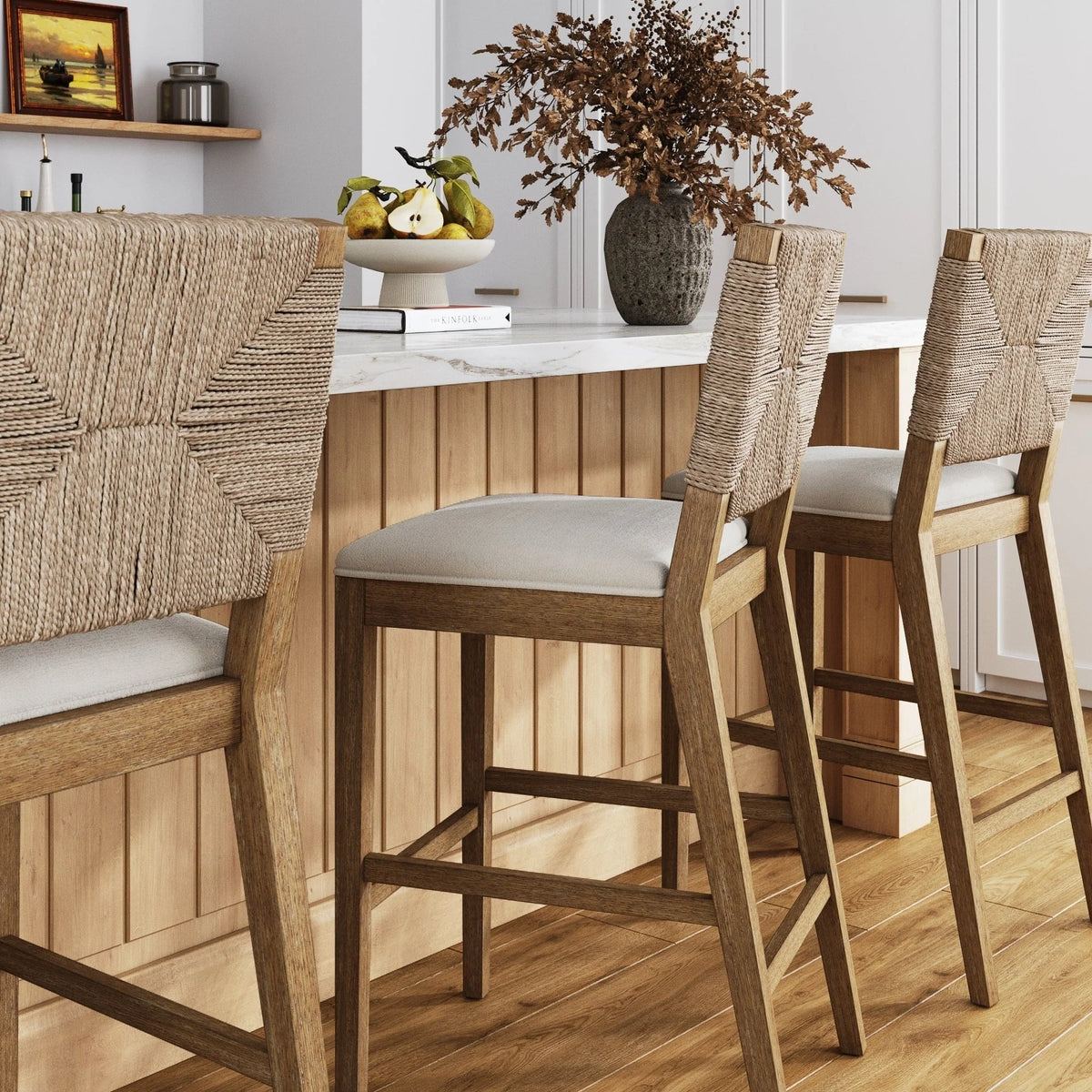 Tabouret de bar Beacon Bohemian Boucle, Chaise de comptoir rembourrée avec structure en bois massif et dossier en jonc de mer tressé