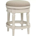 55 Downing Street Oliver Wood Tabouret de bar pivotant Blanc vieilli 62,2 cm de haut Coussin rond traditionnel crème avec repose-pieds pour îlot de cuisine