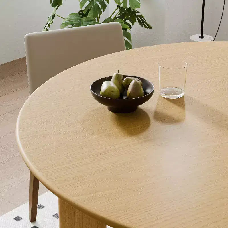 PexFix 45 Table de salle à manger de style campagnard en chêne massif avec plateau rond en bois, idéale pour les salles à manger modernes et les réunions de famille.