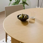PexFix 45 Table de salle à manger de style campagnard en chêne massif avec plateau rond en bois, idéale pour les salles à manger modernes et les réunions de famille.