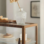 Élégante vitrine de collection en bois avec portes coulissantes