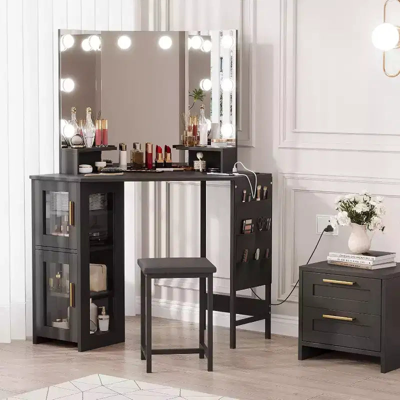 Coiffeuse d'angle avec miroir triptyque, station de charge, armoire de rangement, sac de rangement et tabouret, coiffeuse d'angle compacte pour chambre à coucher
