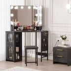 Coiffeuse d'angle avec miroir triptyque, station de charge, armoire de rangement, sac de rangement et tabouret, coiffeuse d'angle compacte pour chambre à coucher