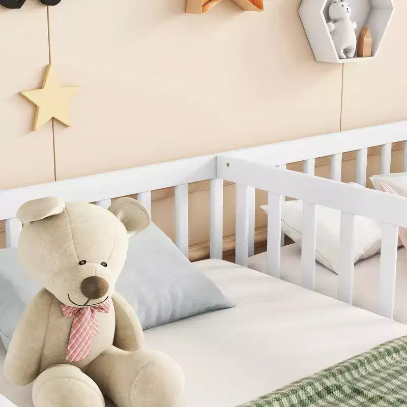 Lit double superposé avec barrière de sécurité, lit plateforme en bois avec clôture pour 2 enfants