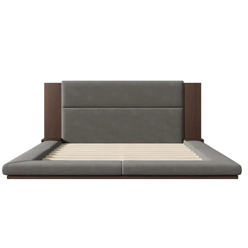 Lit rembourré King Gray Floor à profil bas avec tête de lit en bois étendue, étagères de chevet intégrées