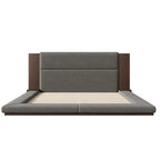 Lit rembourré King Gray Floor à profil bas avec tête de lit en bois étendue, étagères de chevet intégrées