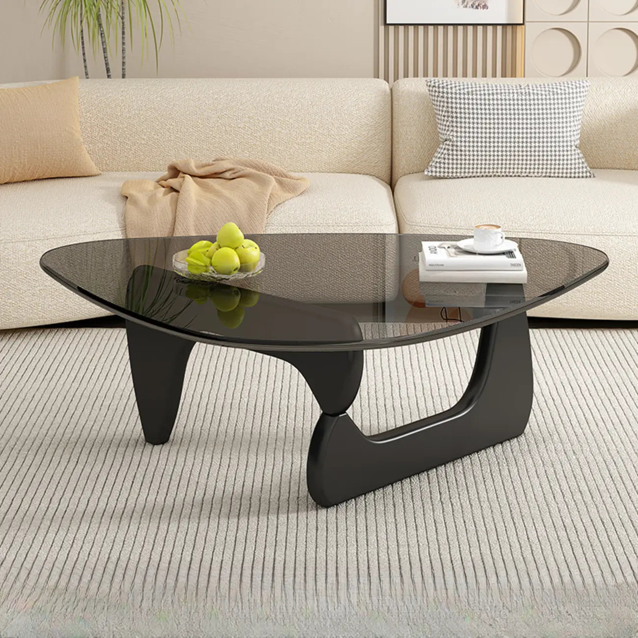 Table basse triangulaire en bois avec plateau en verre