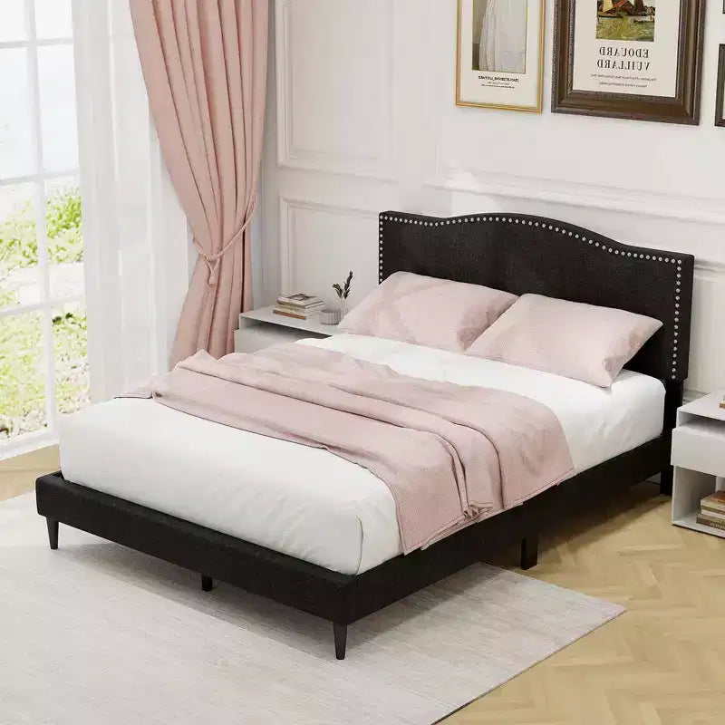 Cadre de lit rembourré Costway Queen Size avec tête de lit cloutée et support à lattes en bois