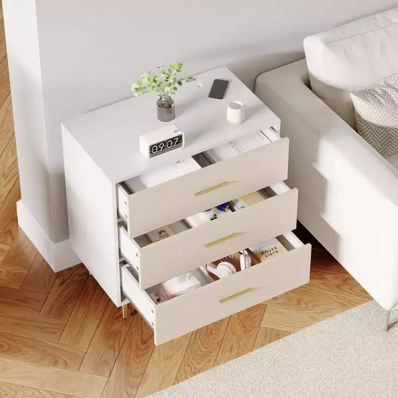 Commode moderne blanche, commode à 8 tiroirs avec poignées et pieds dorés, table de chevet en bois avec surface texturée de lin