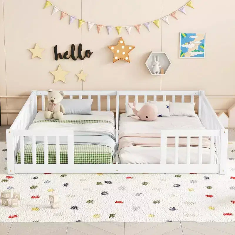 Lit double superposé avec barrière de sécurité, lit plateforme en bois avec clôture pour 2 enfants