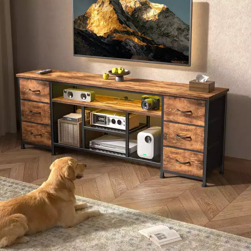 Meuble TV Qwatto 63 pouces marron avec station de charge, lumières LED, 6 tiroirs en tissu, centre de divertissement pour TV jusqu'à 70 pouces, rangement de chambre