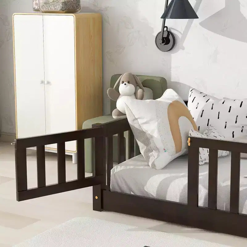 Lit au sol double Bellemave avec clôture et porte, cadre de lit Montessori bas pour enfants, bois d'hévéa massif, barrières de sécurité, assemblage facile