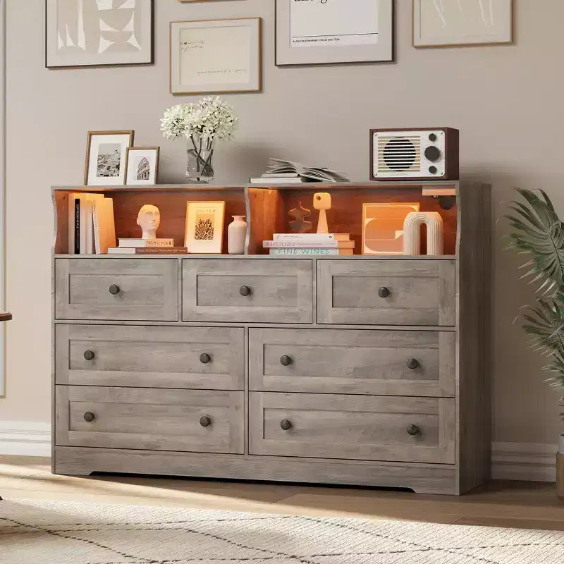 Commode en bois à 7 tiroirs avec station de recharge USB et lumières LED - Coiffeuse moderne avec 2 niches ouvertes pour chambre à coucher, salon, placard ou chambre d'enfant