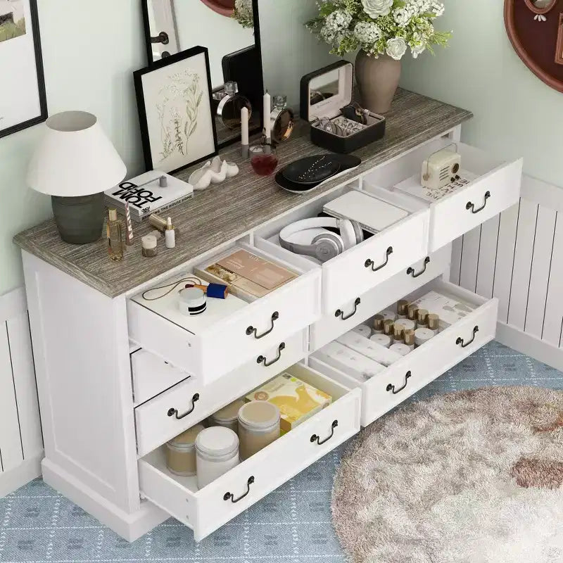 Commode de rangement Famapy Blanche à 9 Tiroirs : Design Élégant avec Poignées en Laiton Antique et Plateau Rustique pour un Attrait Particulier