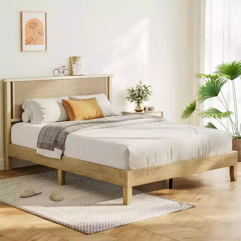 Cadre de lit plateforme Dyonery Queen Size en rotin et bois - Tête de lit bohème naturelle, lattes en bois robustes, silencieux, aucun sommier tapissier requis, poids maximal de 360 kg