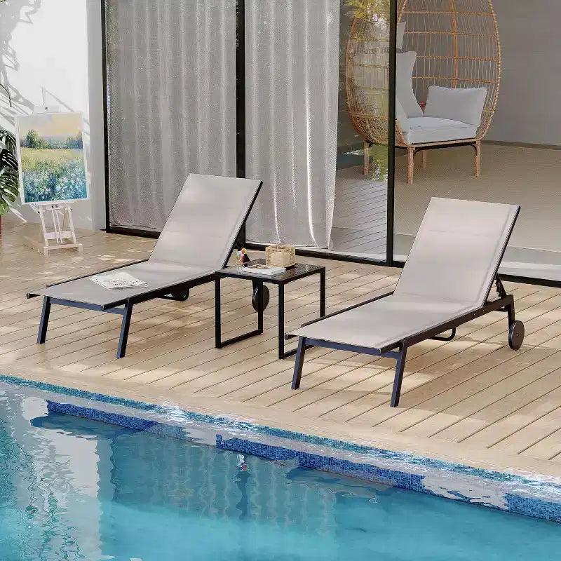 2 chaises longues de patio en tissu avec table d'appoint, dossier réglable, transats de piscine à roulettes, chaises de bronzage pour piscine extérieure, cour, pelouse